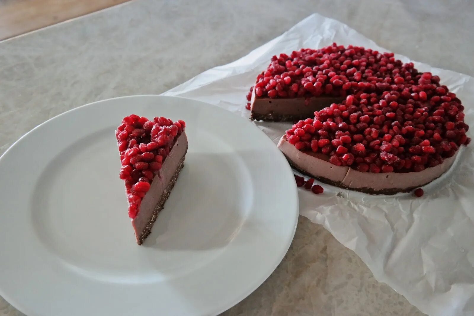 Торт с декором из граната. Украшение торта гранатом. Украшение торта гранатовыми зернами. Гранатовый торт. Украшение торта гранатом.