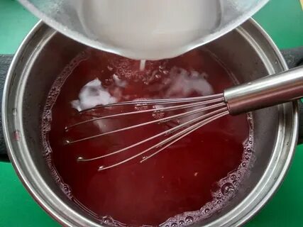 Густой кисель из крахмала и ягод