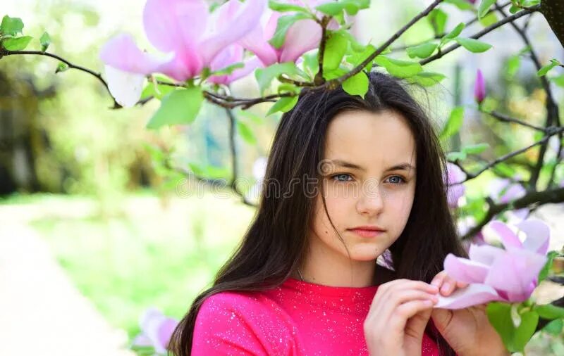 Девчонка рядом совсем молодая. Девочка около дерева. девчонка рядом молодая. девушка рядом молодая. девчонка рядом молодая автор.