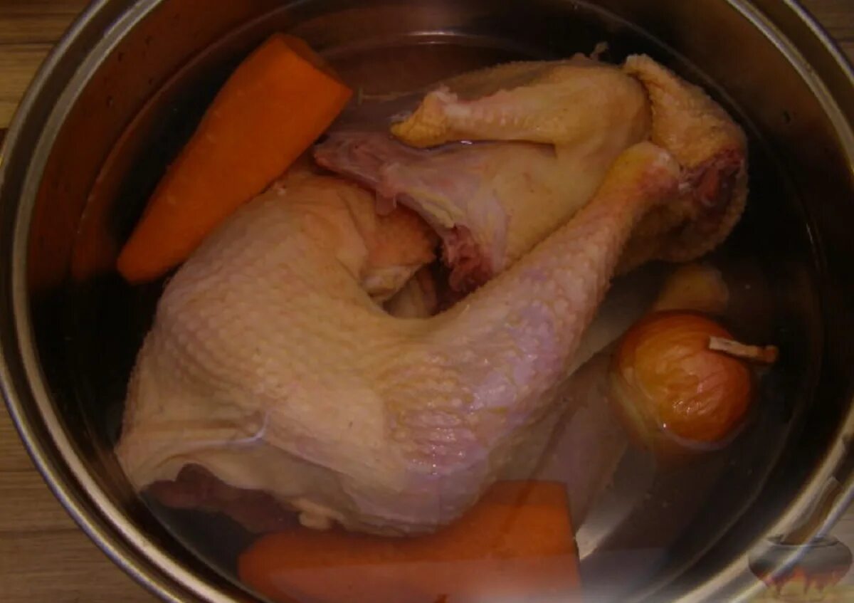 Курица в луке в кастрюле. Курица в луковой шелухе. Курица в кастрюле. Курица на пару в кастрюле.
