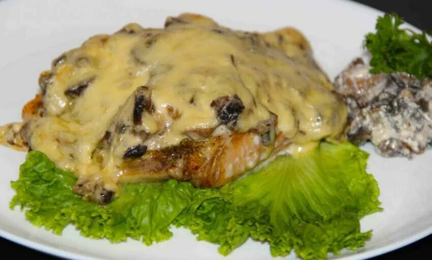 Филе рыбы фаршированное. Семга запеченная с грибами. Горбуша с грибами и сыром в духовке. Рыба с грибами в духовке. Судак запеченный с грибами.