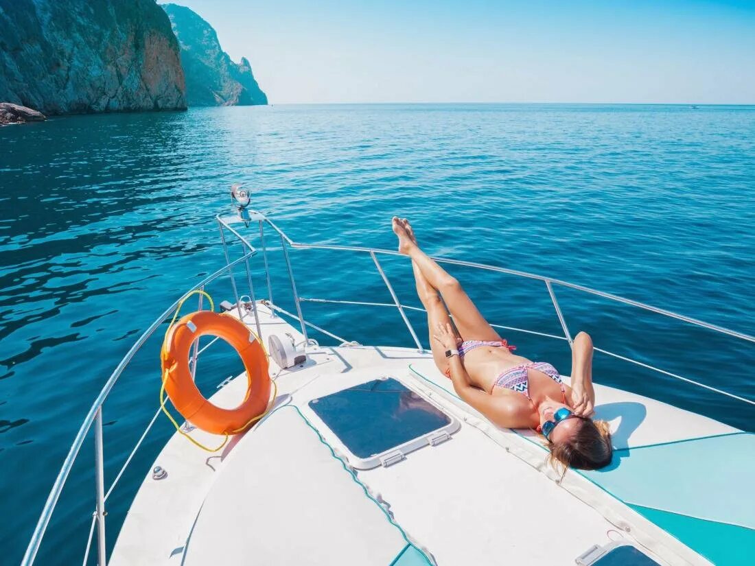 Море яхта девушка. Фотосессия на яхте. Выйти на яхте в море. Выйти на яхте в море. Отдыхающие на яхте.