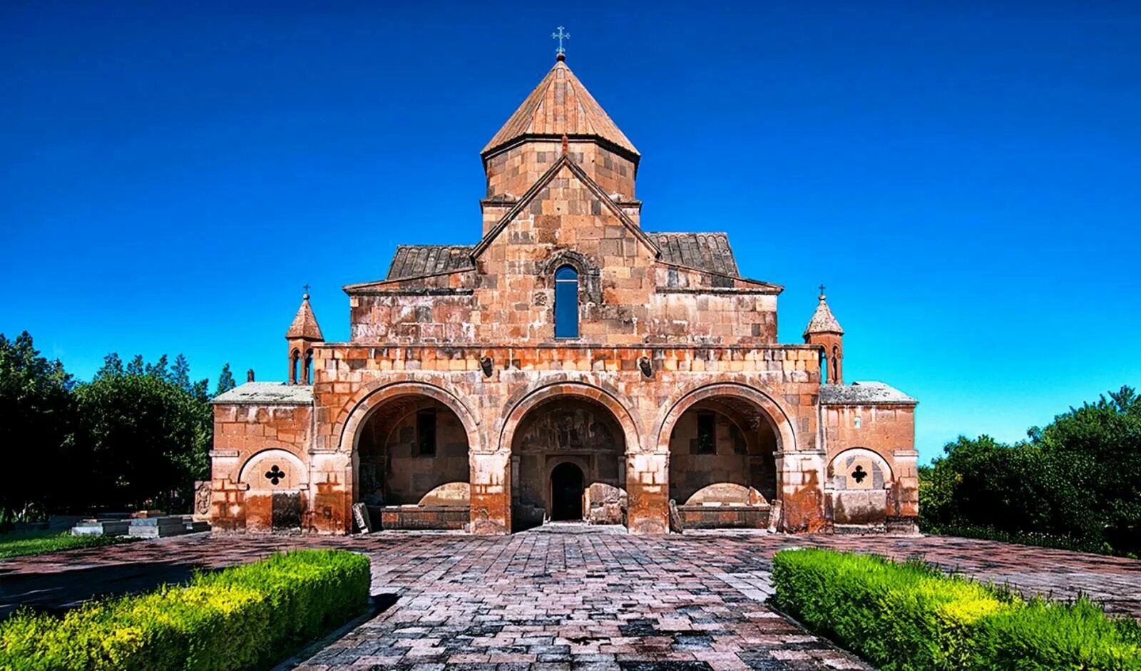 Святой ереван. Святой Эчмиадзин храм Армения. Церковь Гаяне в Эчмиадзине.