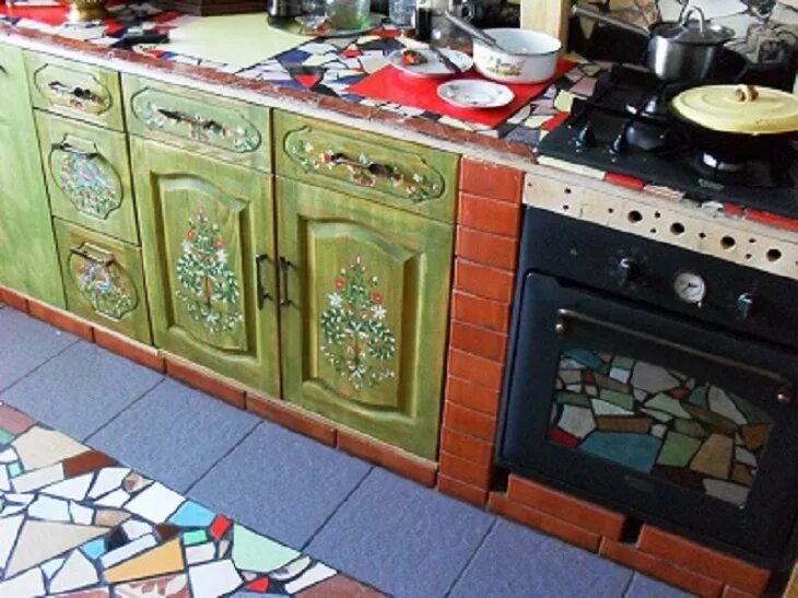 Старая плитка на даче. Плитка из остатков плитки. Декорирование старой плитки. Декор старой плитки на кухне. Старая плита.