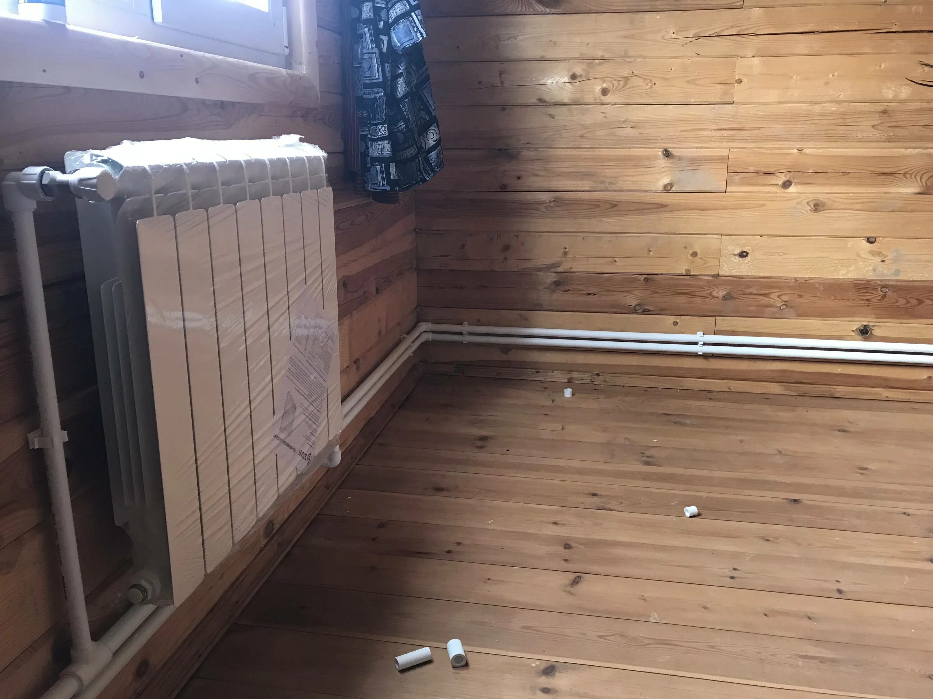 Радиаторы отопления в деревянном доме. Батареи в деревянном доме отопления. Радиаторная система отопления в частном доме. Батареи в деревянном доме отопления. Радиатор в деревянный дом.