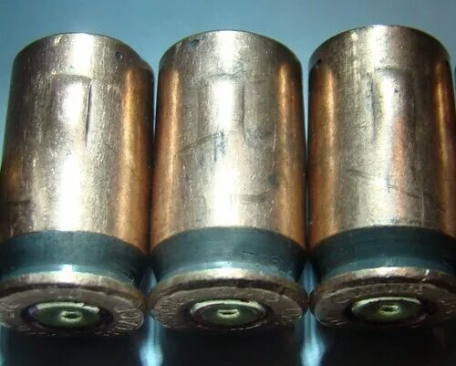 Дульце гильзы пм. Донышко гильзы 110 мм. Следы выстрела из автоматического нарезного оружия на гильзе. Следы огнестрельного оружия на патроне. Следы выстрела на гильзе.