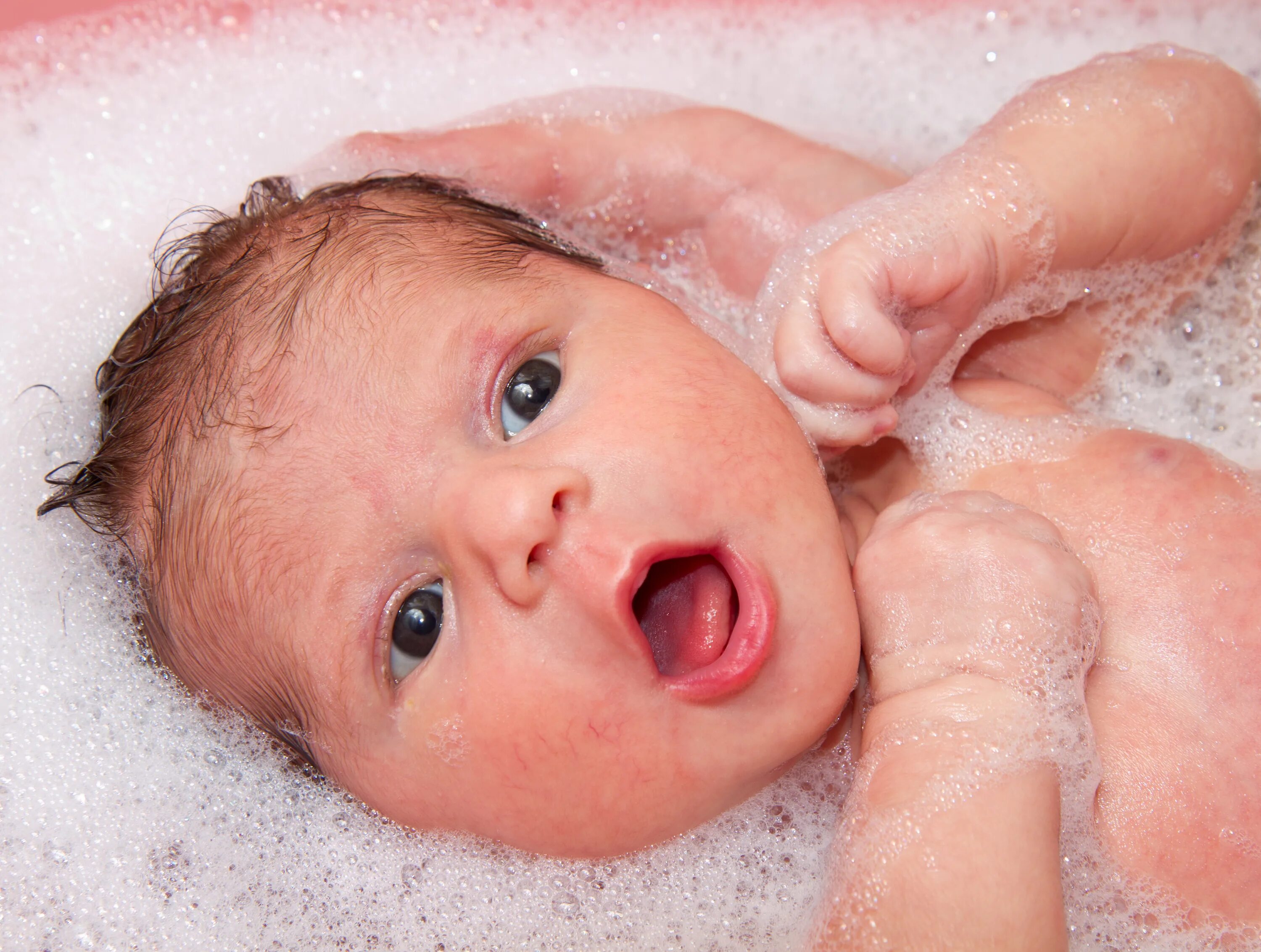 Можно ли купать с соплями. Младенец в ванной. Гигиена новорожденной девочки 7 месяцев. Рамка купание новорожденного. Как часто купать новорожденного.
