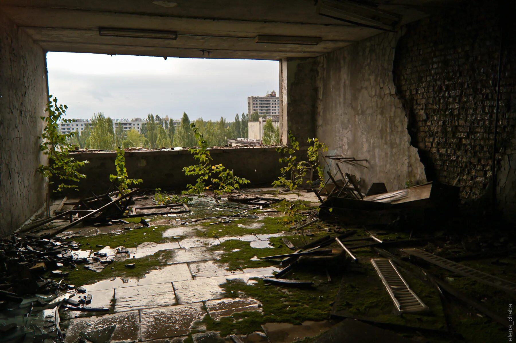 Разрушенное окно. Заброшенный город Чернобыль Припять. Припять Украина город-призрак. Припять город призрак. Чернобыль зона отчуждения город призрак.