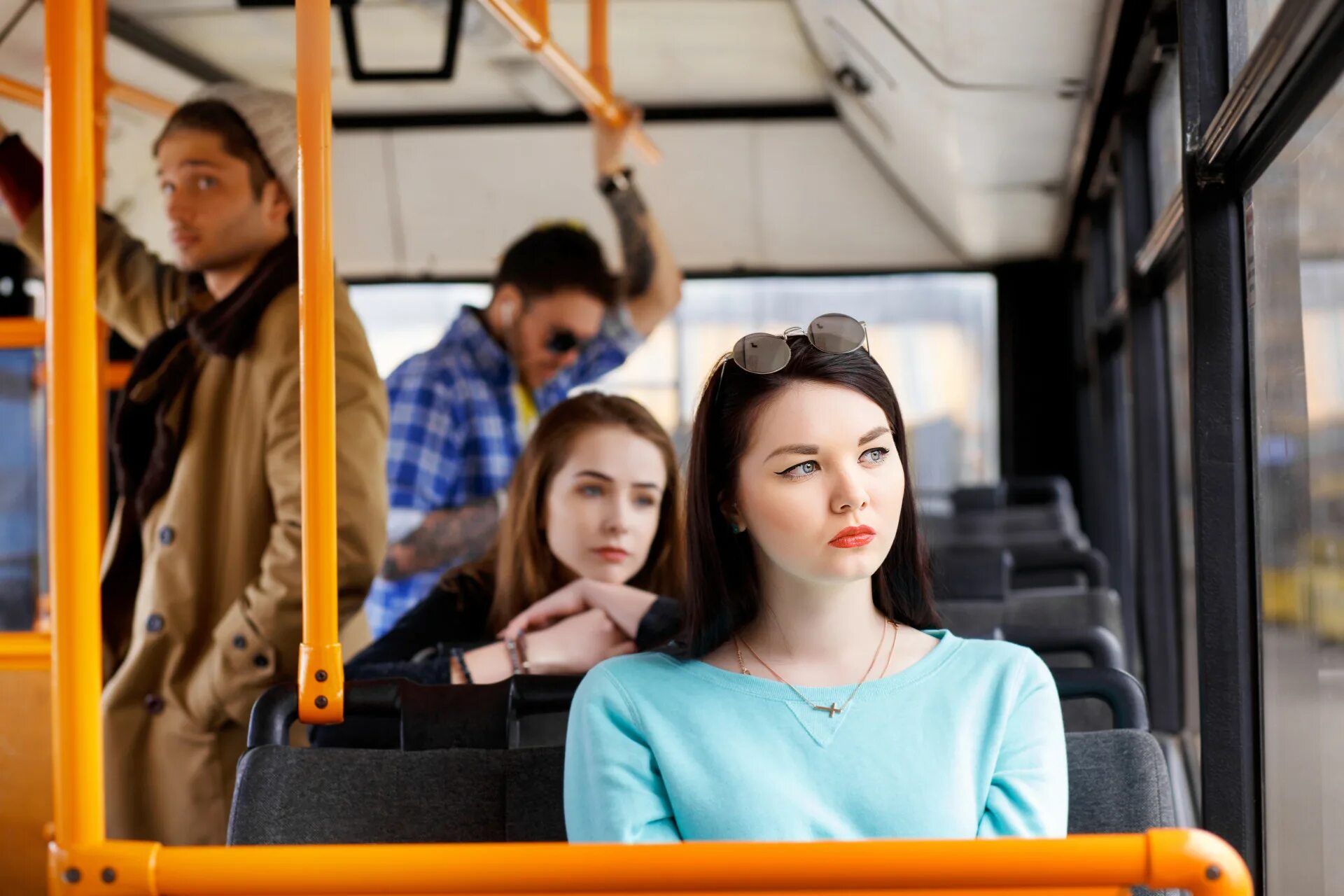 Люди в транспорте. People in Bus. Смеются в автобусе.