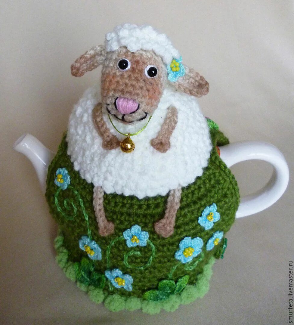 Чехол на чайник крючком. Вязаные домики на чайник. Вязаная грелка на заварочный чайник. Вязаная грелка на заварочный чайник. Вязаная грелка на заварочный чайник.