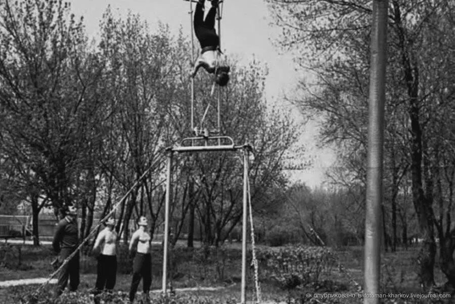 Высокий харьков. Аттракцион лопинг Квадро. Лопинги качели. Качели для вестибулярного аппарата летчиков. Аттракцион лопинг СССР.