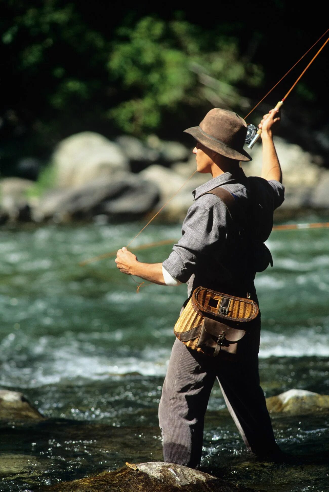 Нахлыст. Рыбалка нахлыстом. Хобби рыбалка. Рыбак с удочкой. I like going fishing