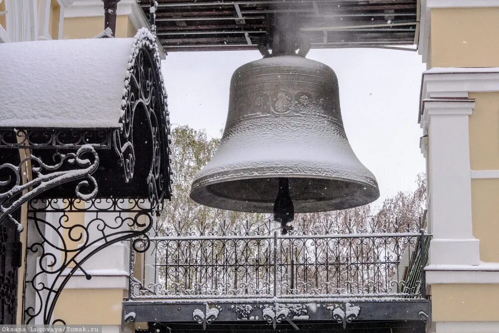 Томский царь колокол. Томск колокола церкви. Воскресенская Церковь Томск колокол. Царь колокол Звонарь. Звон большим колоколом