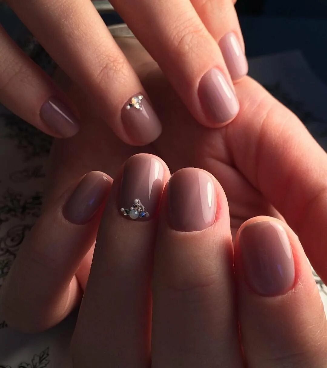 красивый яркий маникюр на короткие ногти. гель лак красивые ногти на маленькие ногти. маникюр с покрытием на короткие ногти нежные. короткие аккуратные ногти. ногти короткие.