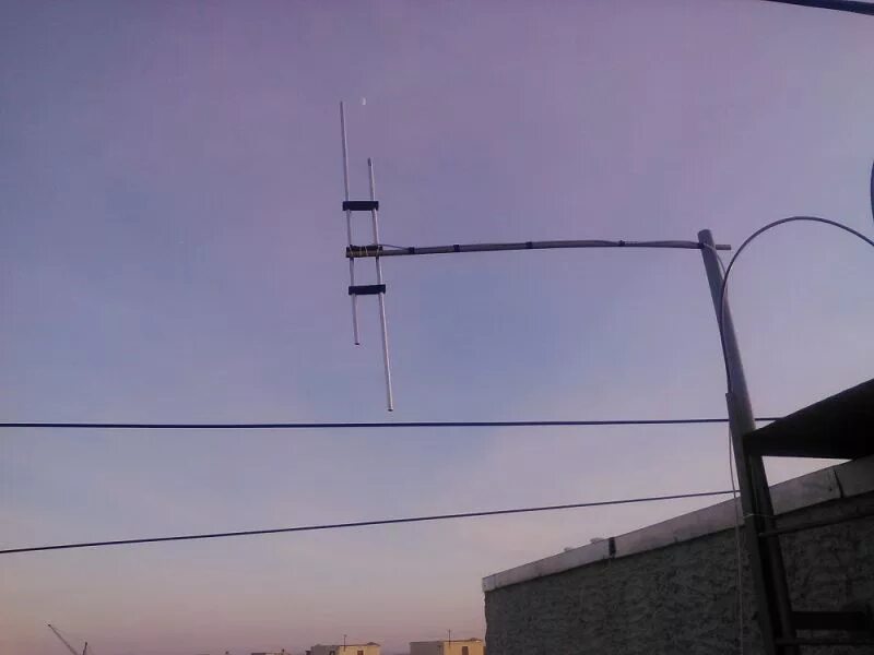 Антенна плохо ловит. Golf 5 plus антенна. Мужчина с антенной. Телевизионная антенна на крыше. Антенна плохо ловит.