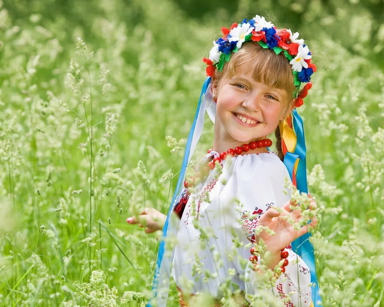 Песенка веселого белоруса. Славянские дети. Дети и природа. Славянские дети в поле. Девочка летом.