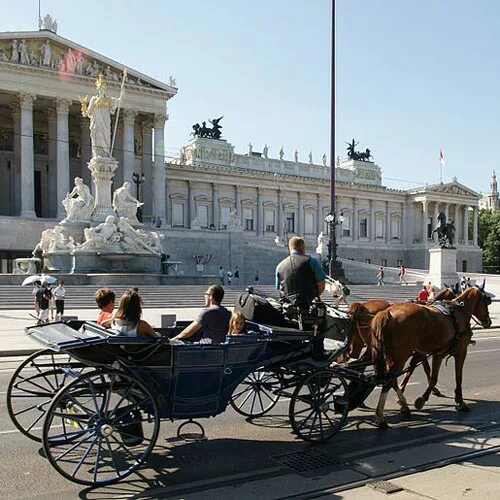 Карета 19 века. Старинная карета. Гужевой дилижанс. Наемный экипаж в париже. Парижская пролетка.