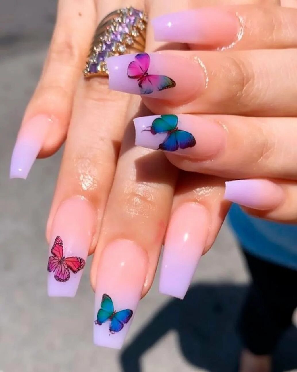Дизайн нарощенных ногтей 2024. Летние ногти. Маникюр с бабочками. Нарощенные ногти. Красивые яркие ногти.