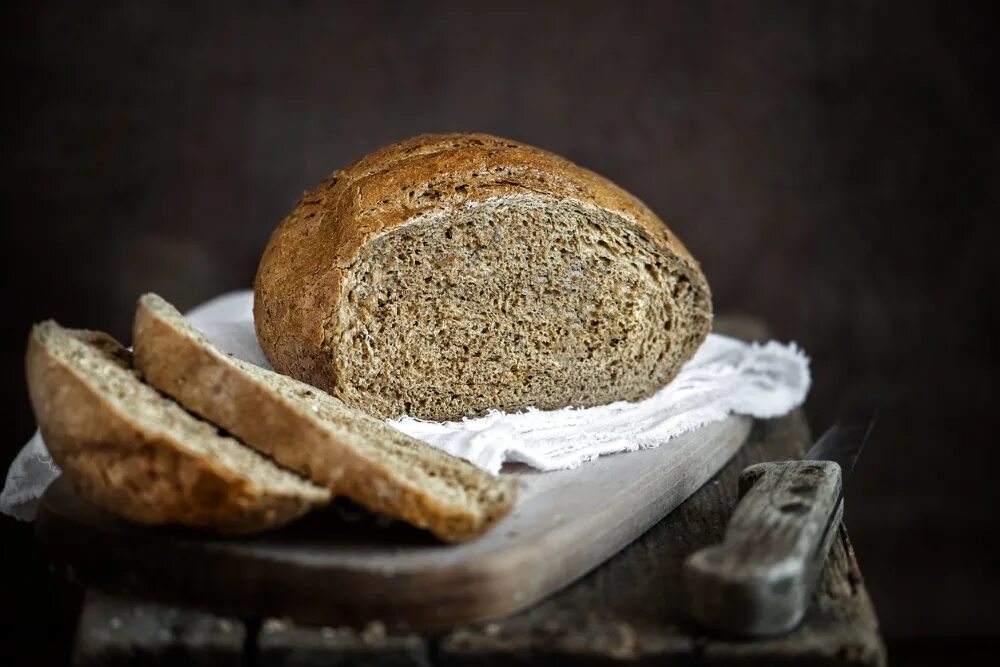 Хлеб. Черный хлеб. Ржаной хлеб. Черствый белый хлеб.