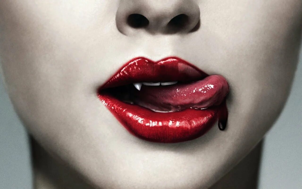 Вампиры в жизни существуют. Женские губы. Красные губы.