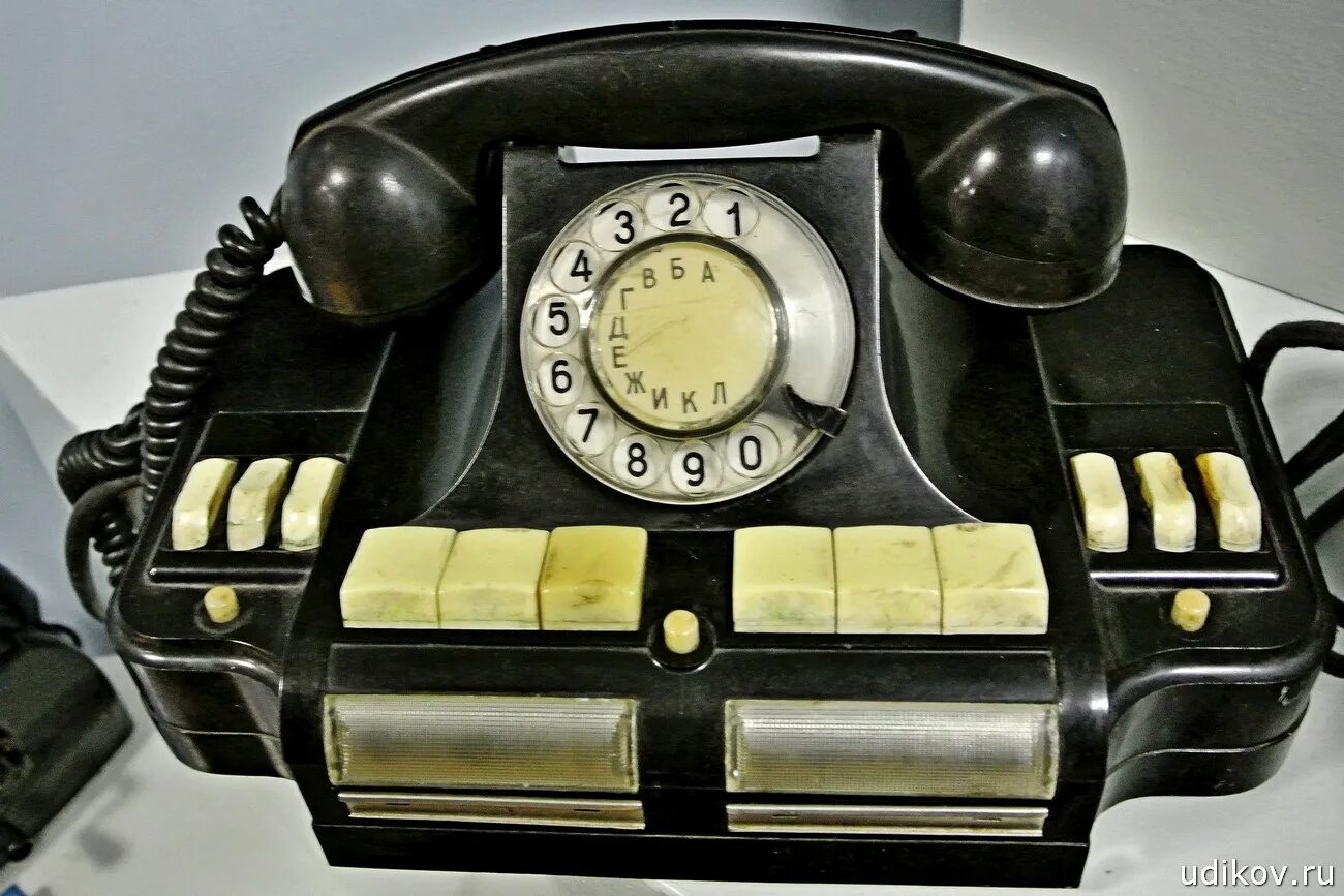 История старого телефона. Старый телефонный аппарат. Старинный телефон. Раритетный телефонный аппарат. День рождения телефонного аппарата.