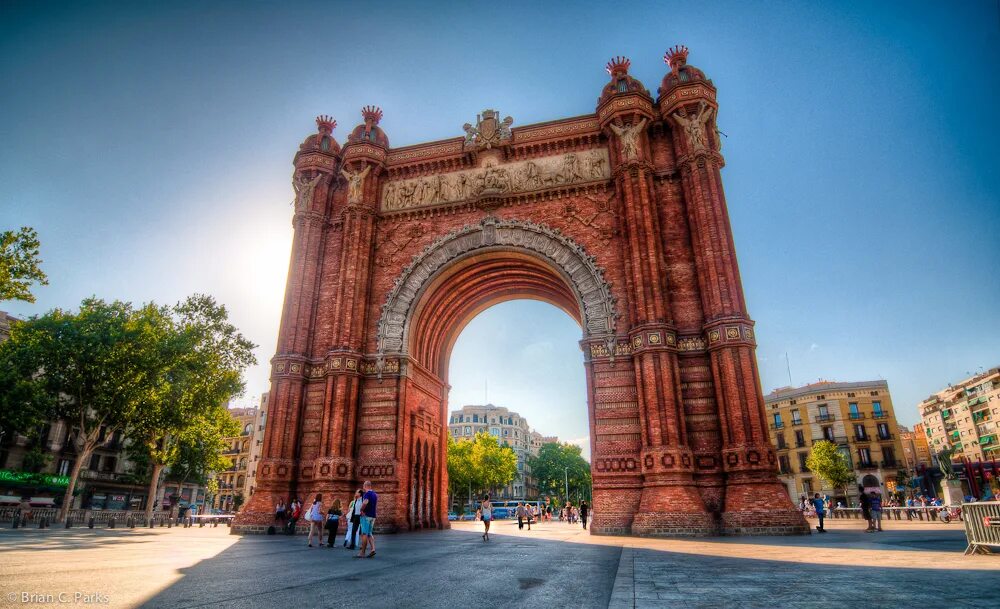 Лицо арка. Триумфальная арка Барселона. Триумфальная арка Испания. Arc de Triomf Барселона. Город Барселона Триумфальная арка.