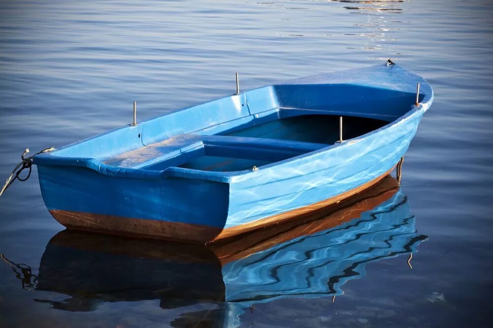 Лодки звуко. Синяя лодка. Лодка пластиковая синяя. Лодка железная. Лодка синего цвета.