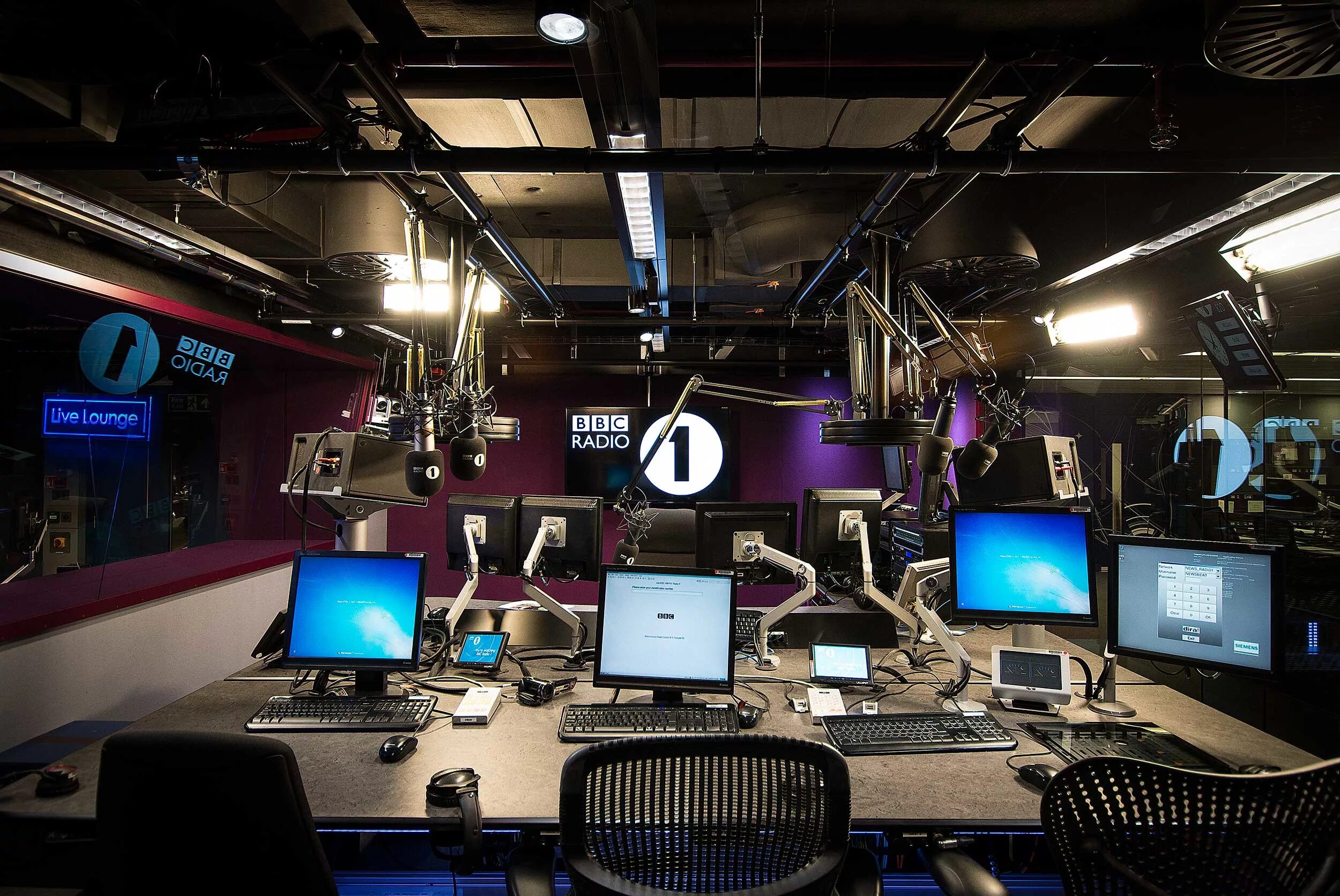 Bbc radio 1. Ввс радио 1. nhk radio 1. радио 1 студия. радиостудия bbc.