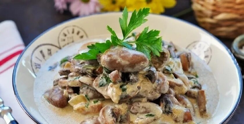 Куриные сердечки в сметане. Куриные сердечки с грибами в сметане. куриные сердечки тушеные в сметане. куриные сердечки с грибами.