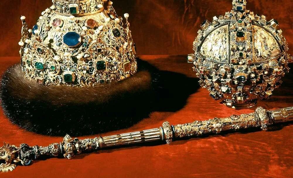 Шапка мономаха скипетр. Шапка мономаха оружейная палата московского кремля. шапка мономаха скипетр и держава. шапка мономаха скипетр и держава ивана грозного. царь шапка мономаха и скипетр.