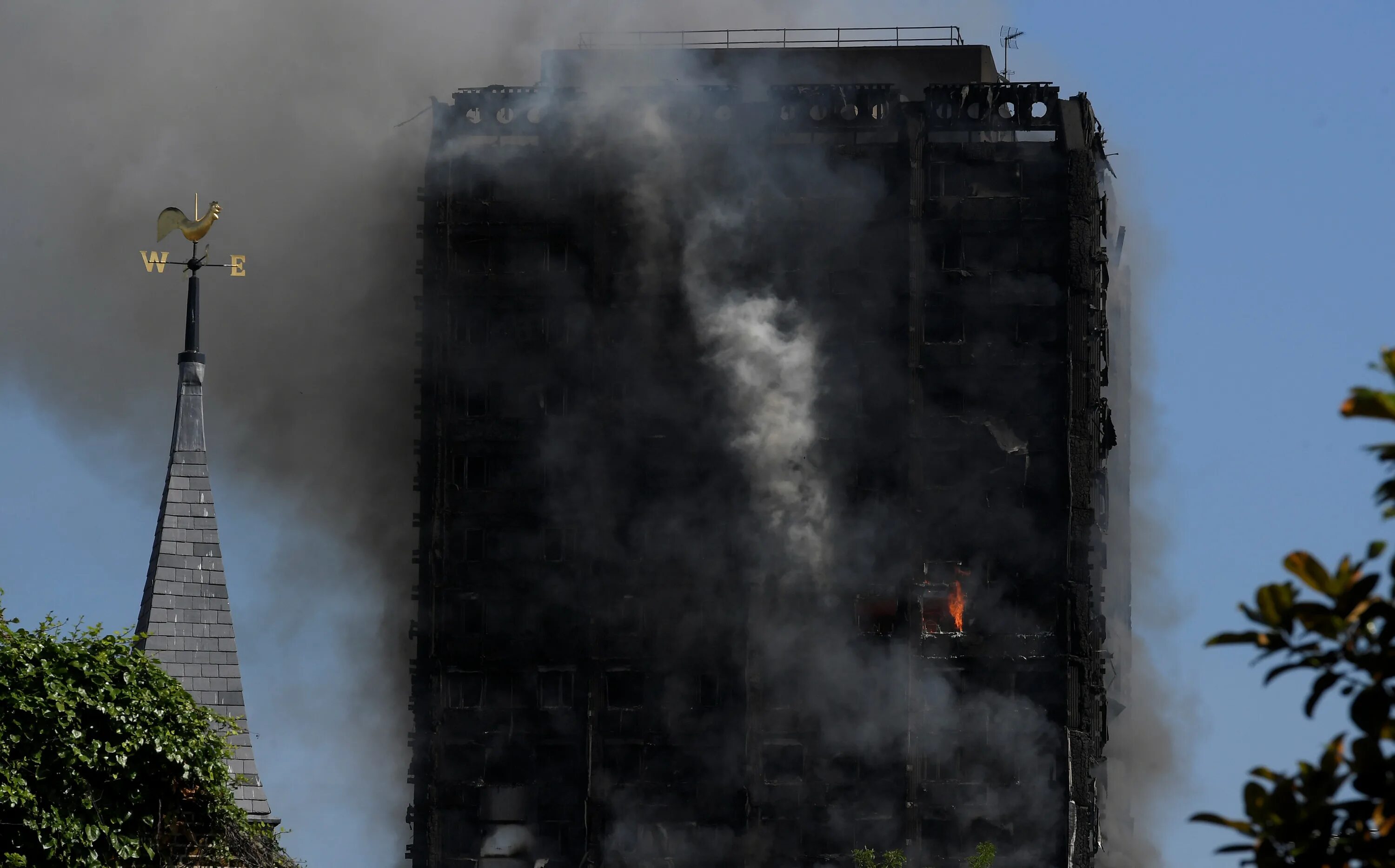 Горит небоскреб. Пожар в здании Grenfell Tower в Лондоне. 2017: Пожар в Grenfell Tower в Лондоне. Эшли Тауэр пожар. Эшли Тауэр пожар Торнадо.