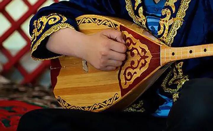 Казах с домброй. Мальчик с домброй. Казахский мальчик. Башкирский национальный инструмент курай домбра кубыз. Игра на домбре дети.
