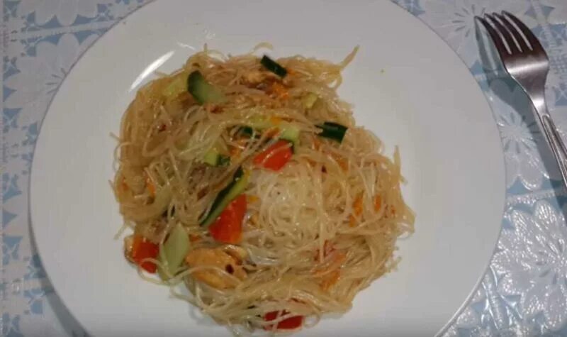 фунчоза с сосисками вкусно ли. фунчоза с грудинкой. салат фунчоза с огурцом. фунчоза гребешки. куриная грудка с фунчозой.