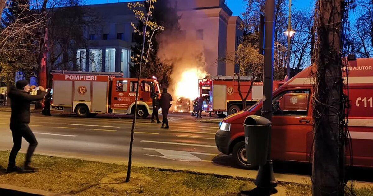 Нападение на посольство. Посольство РФ В Бухаресте. Посольство РФ В Румынии. Посольство в Румынии в Бухаресте. Нападение на посольство РФ В Киеве.