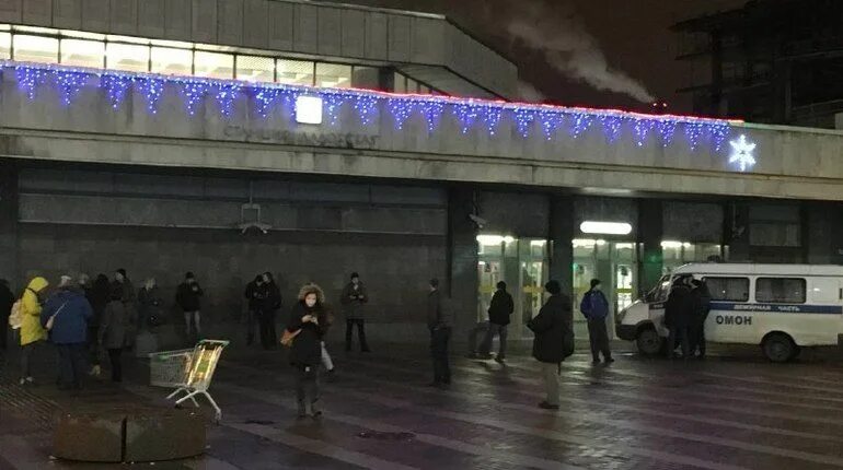 Метро закрывается на ремонт спб. Станция метро ладожская вестибюль. станция ладожская санкт-петербург. ладожская метро закрытие. станция метро ладожская санкт-петербург закрыта.