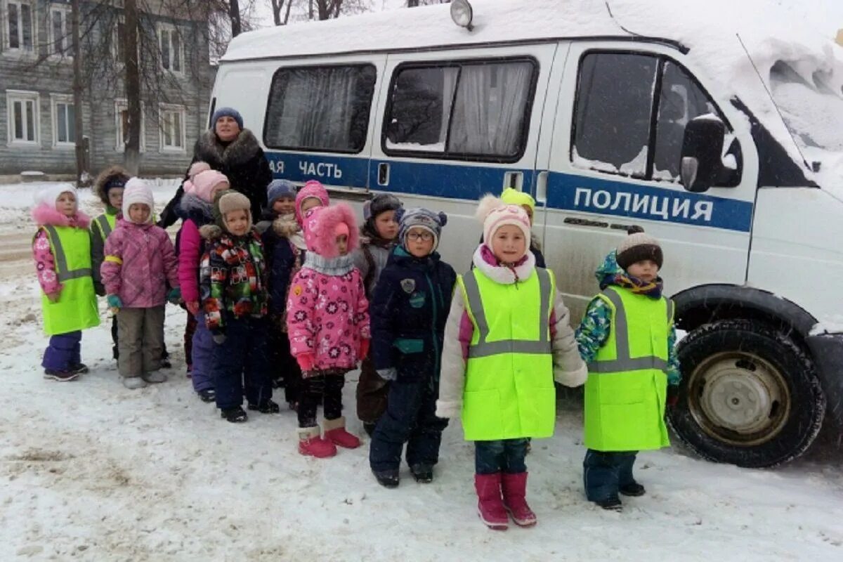 Полиция садика. Экскурсии в детском саду. Полиция детский сад. Экскурсия в полицейский участок дети. Полицейский в садик.