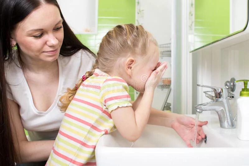 Счастливая семья моет руки. Мама дочку умывает. Дети умываются в ванной. Моем дочку. Дочь в ванне.