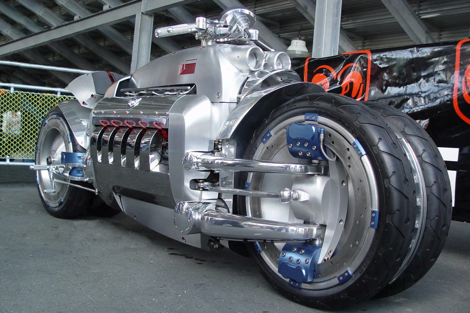 Мотоцикл dodge Tomahawk v10. Dodge Tomahawk v10 Superbike. Dodge Tomahawk (2003). Мотоцикл dodge Tomahawk v10 Superbike. Мощный мопед