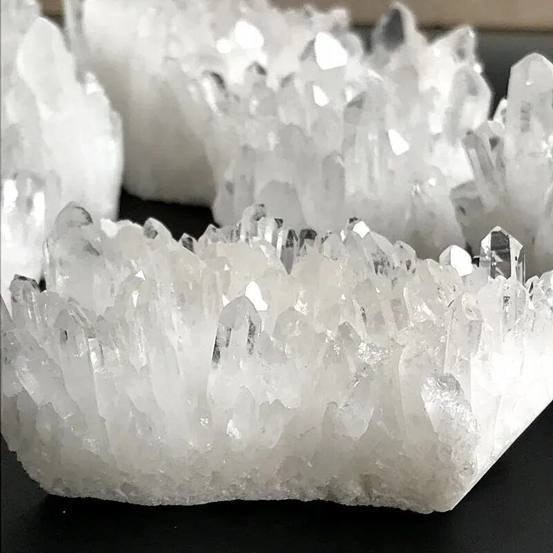 Quartz crystal. Друза кристаллов кварца. Белый кварц Кристалл. Друза белого кварца. Натуральный Кристалл белый кварц.