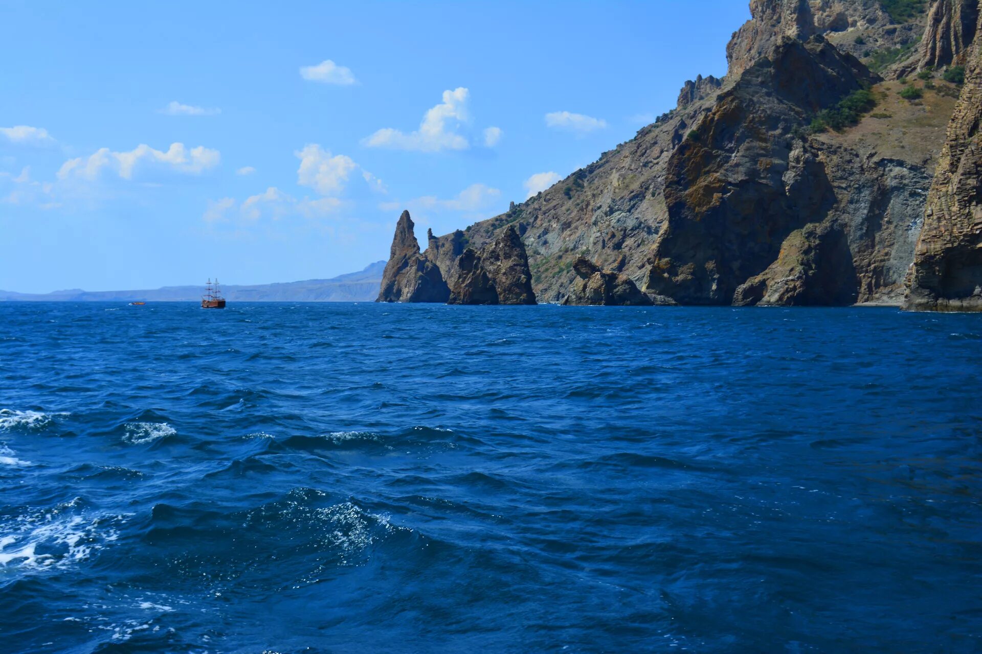 Коктебель Карадаг Феодосия. Коктебель Карадаг с моря. Морская прогулка Крым Коктебель.