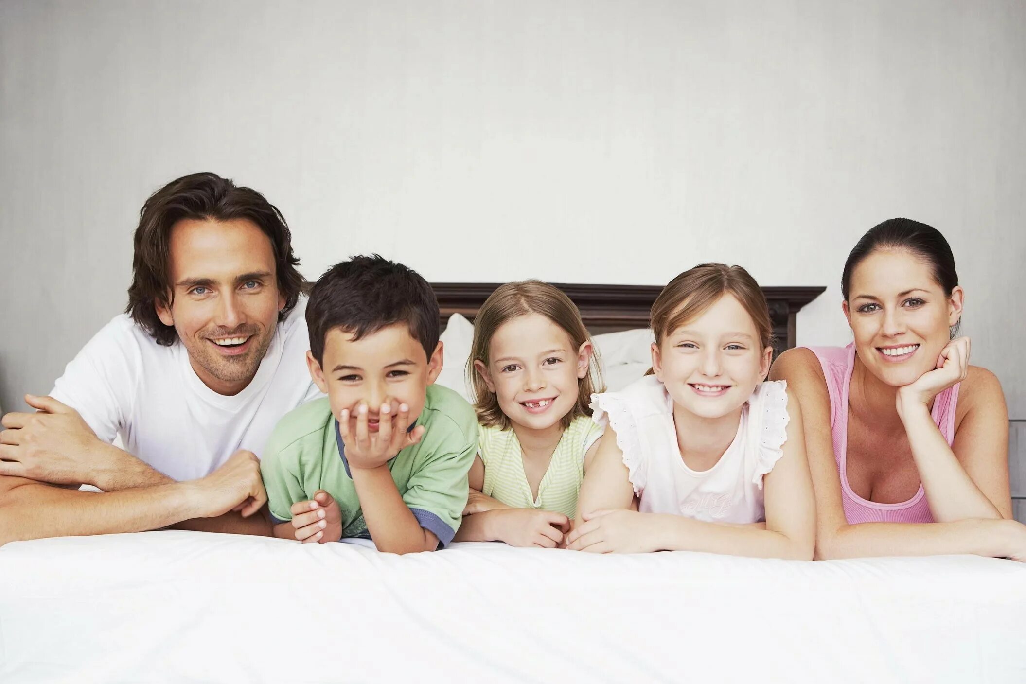 Будущем счастливая семья. Ребенок в семье. Счастливая семья. Семья с тремя детьми. Семья будущего.