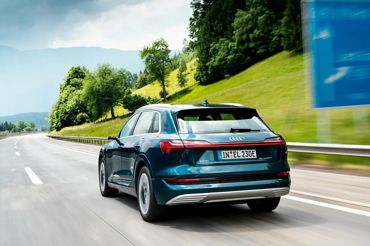 Audi e tron suv. Ауди 55 кватро. Audi e-tron 2020. Audi e tron 55. Audi e tron 55.