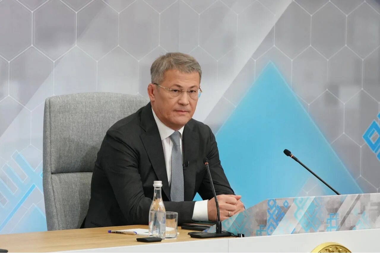 Президент республики башкортостан радий хабиров на стенд. Глава р башкортостан. Глава башкирии радий хабиров. Радий хабиров башкортостан. Глава р башкортостан.