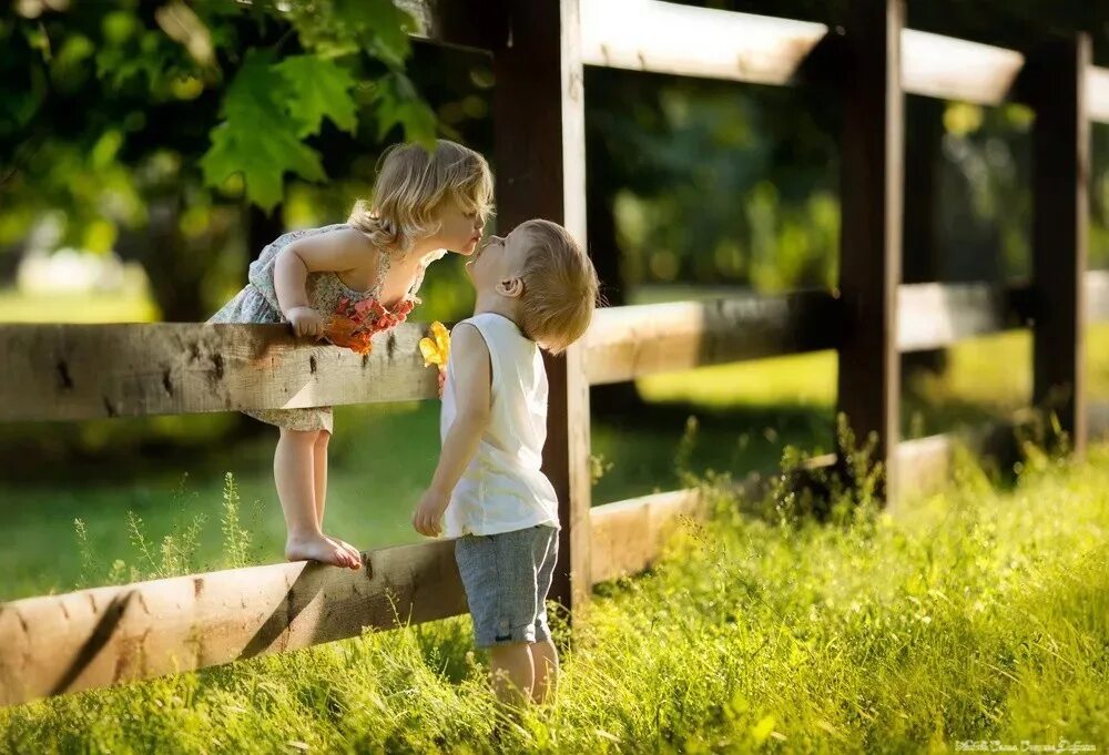 Души помогают друг другу. Забор для детей. Девочка на заборе. Любовь к ребенку. Счастливые мальчик и девочка.