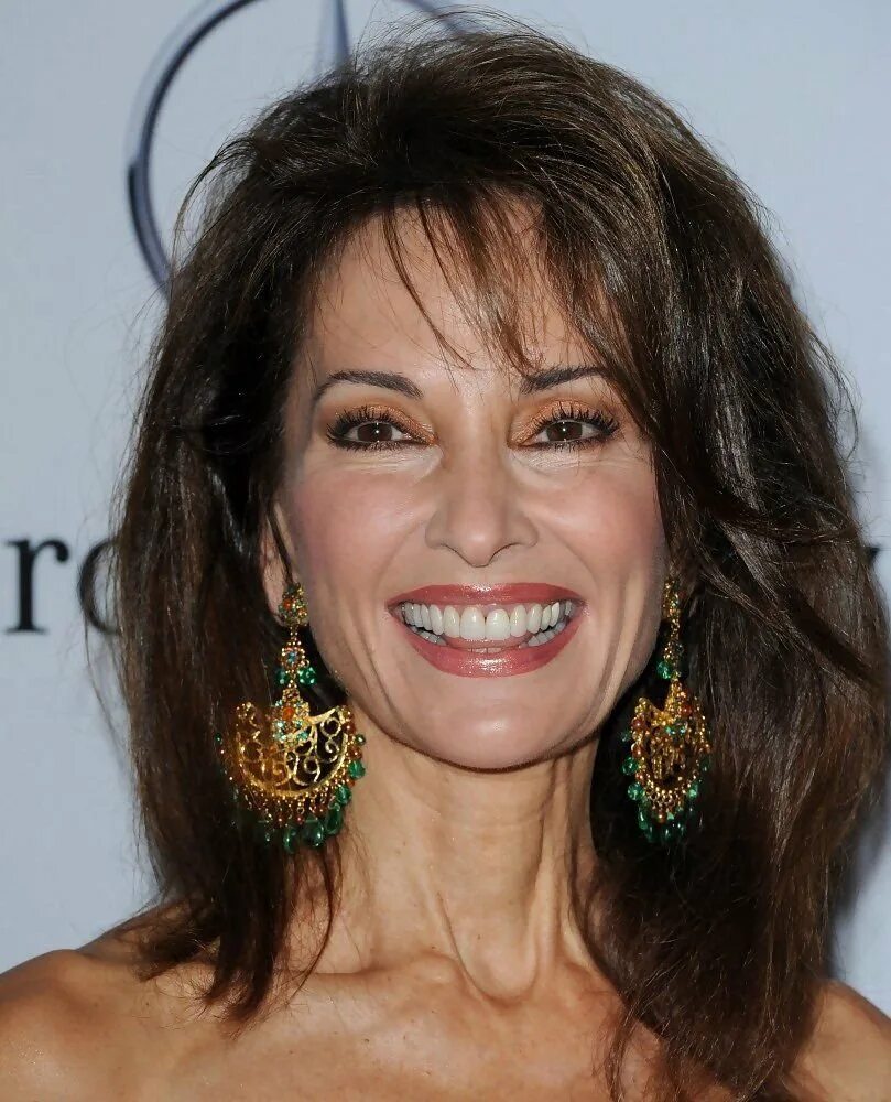 лукас 2020 седые волосы. стрижки для пожилых женщин. пожилые с длинными волосами. дженнифер уиллис седые волосы.