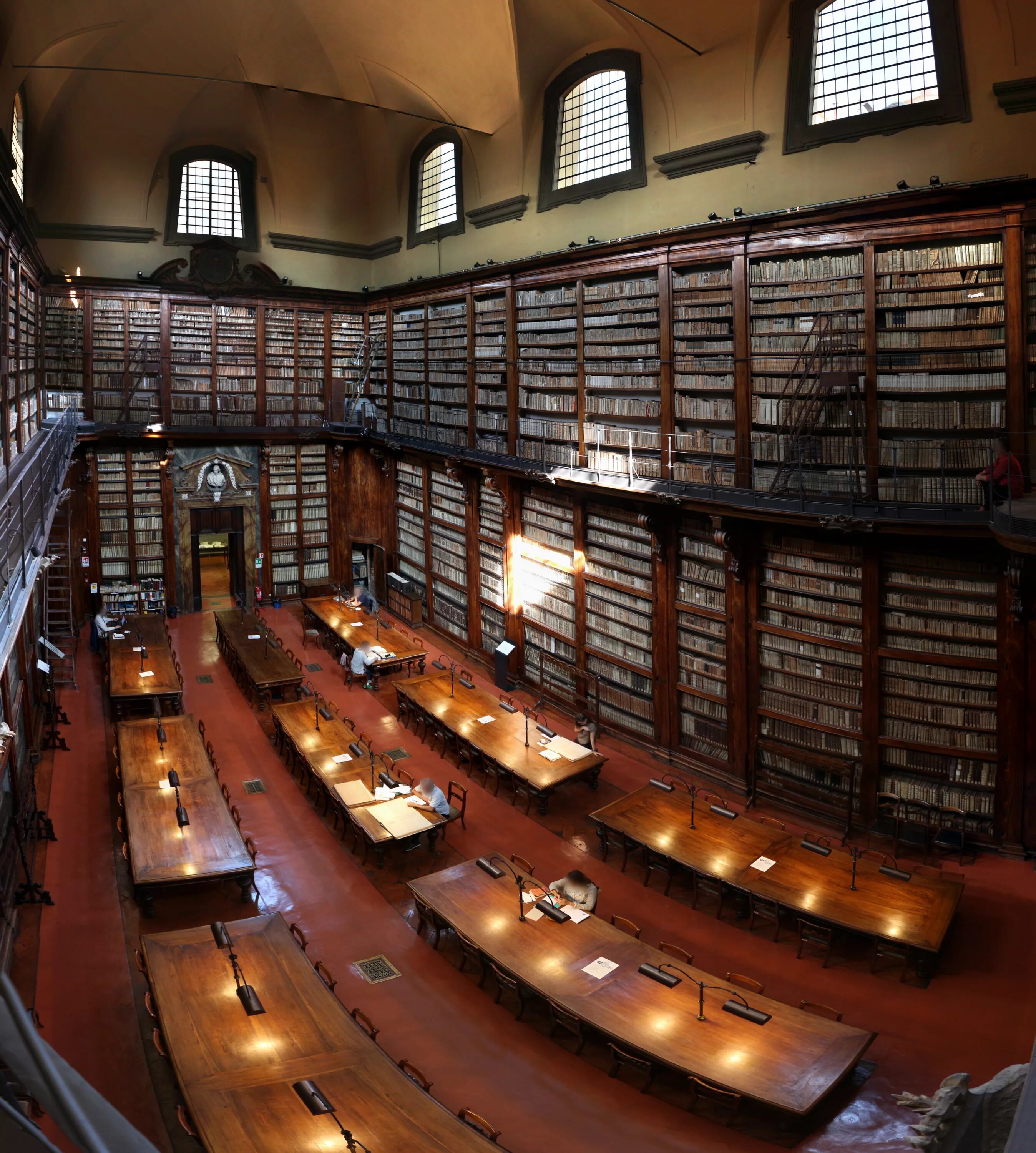 Library of medicine. Национальная Центральная библиотека Флоренции. Библиотека Медичи Лауренциана внутри. Библиотека Лауренциана читальный зал. Библиотека Медичи во Флоренции.