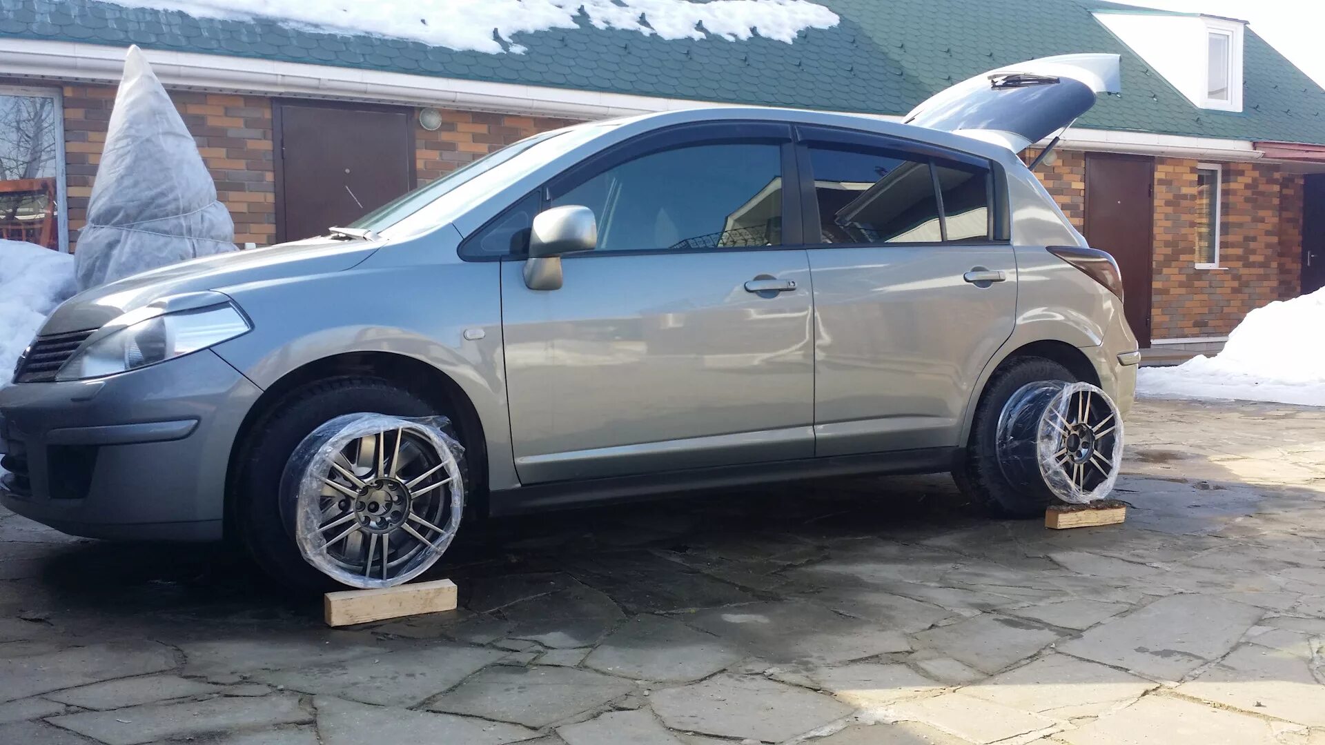 Литые диски тиида. Nissan tiida 16 диски. тиида на дисках р 17.