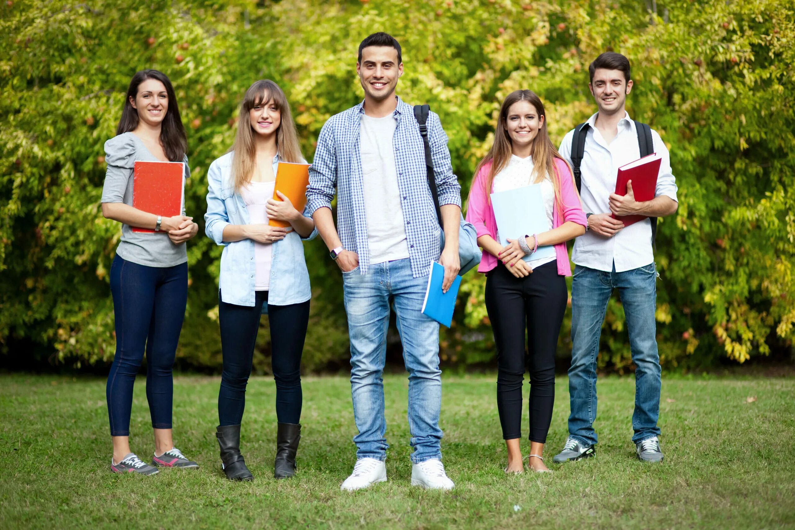 Student park. Студенты гуляют в парке. Студенты гуляют по парку. Студенты на прогулке. Фотосессия на природе студенты.