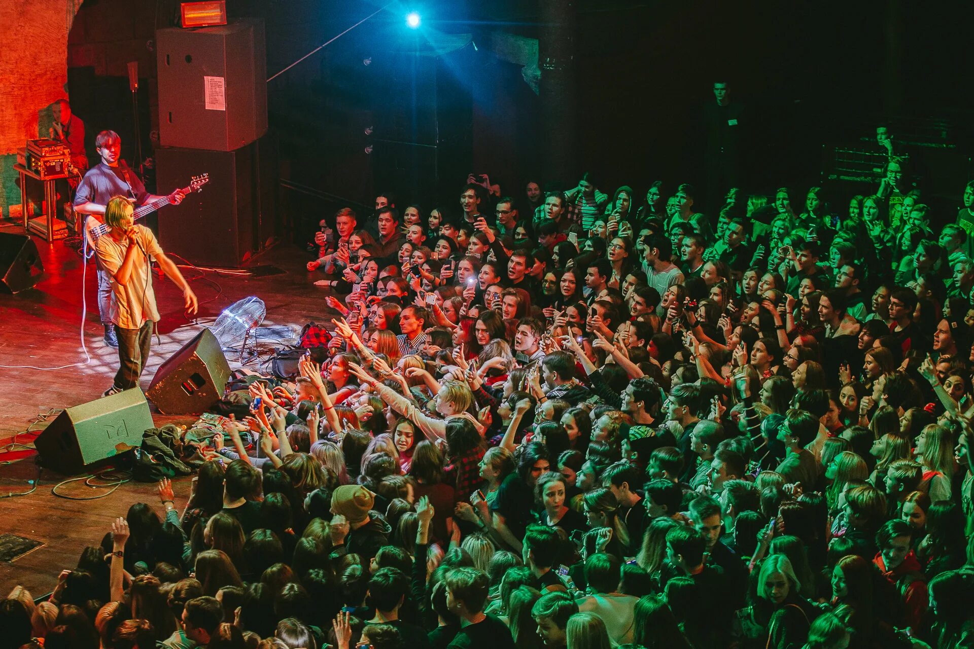 Куда можно сходить на концерт. Куда можно сходить на концерт. Концертный стадион. Зрители на концерте. Epica концерт.