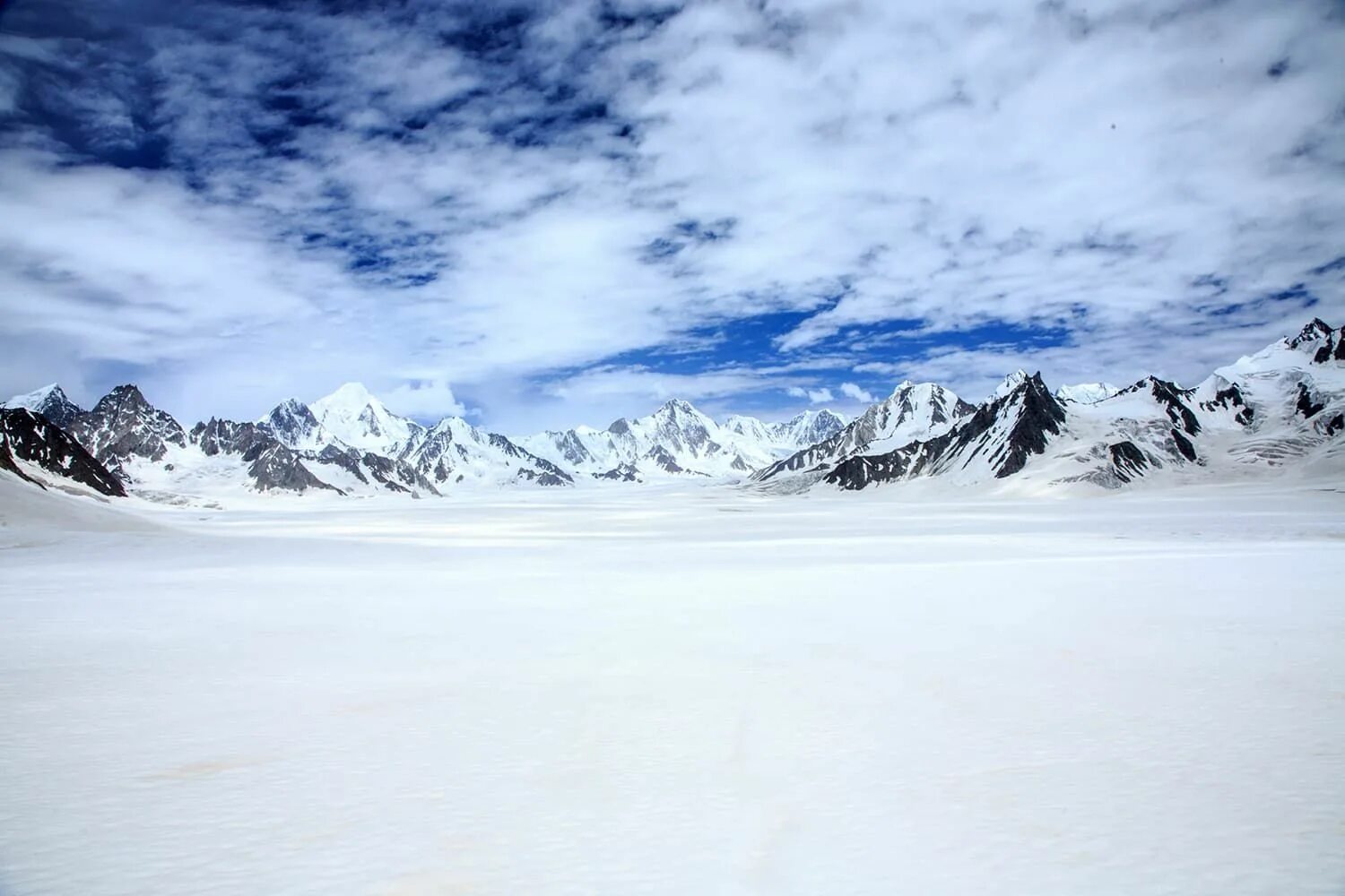 Заснеженные горы сванетия. Пик чогори. Сноу маунтин. Снежные горы. Снежные горы эстетика.